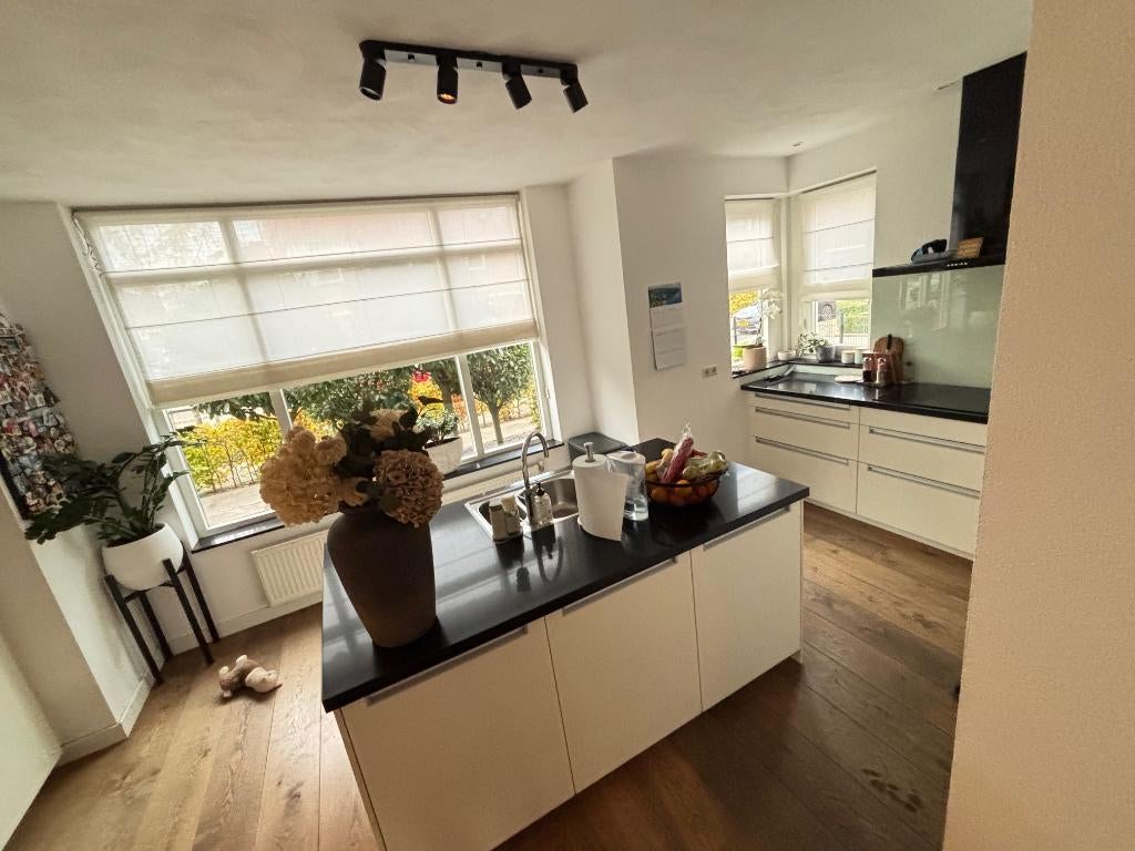 Moderne Off‑White Keuken met Eiland – Gebruikt, Huis en Inrichting, Keuken | Complete keukens, Ophalen, Gebruikt, Wit, Overige typen