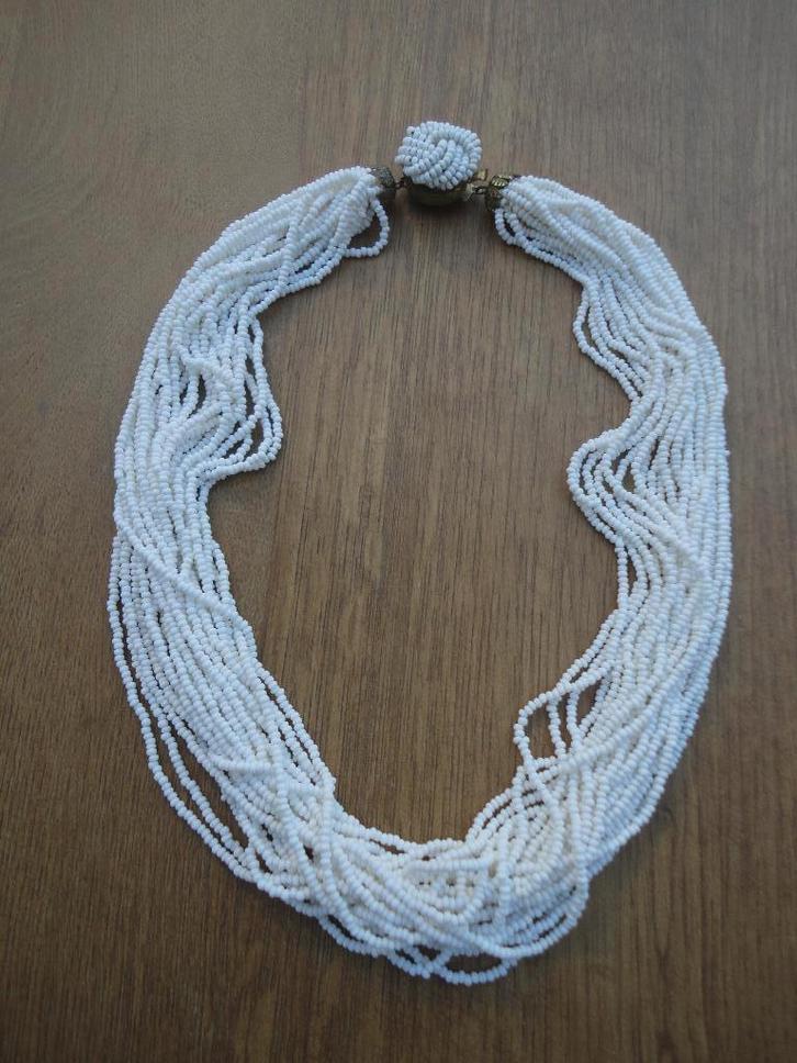 Mooie vintage halsketting, 24 draden met witte kraaltjes, Antiek en Kunst, Curiosa en Brocante, Ophalen of Verzenden