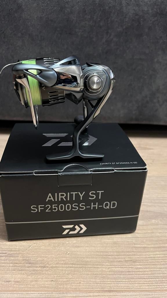 Daiwa Airity ST SF2500SS-H-QD spinmolen met Sunline braid, Ophalen of Verzenden, Nieuw, Molen