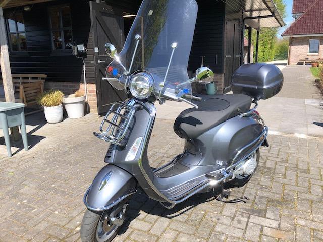 Vespa Primavera Touring IGET-5 met weinig KM's uit 2021, Ophalen, Overige modellen, Maximaal 45 km/u, Zo goed als nieuw