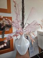 Witte vaas met kunstbloemen en pluimen, Ophalen, Wit, Aardewerk of Porselein, Zo goed als nieuw