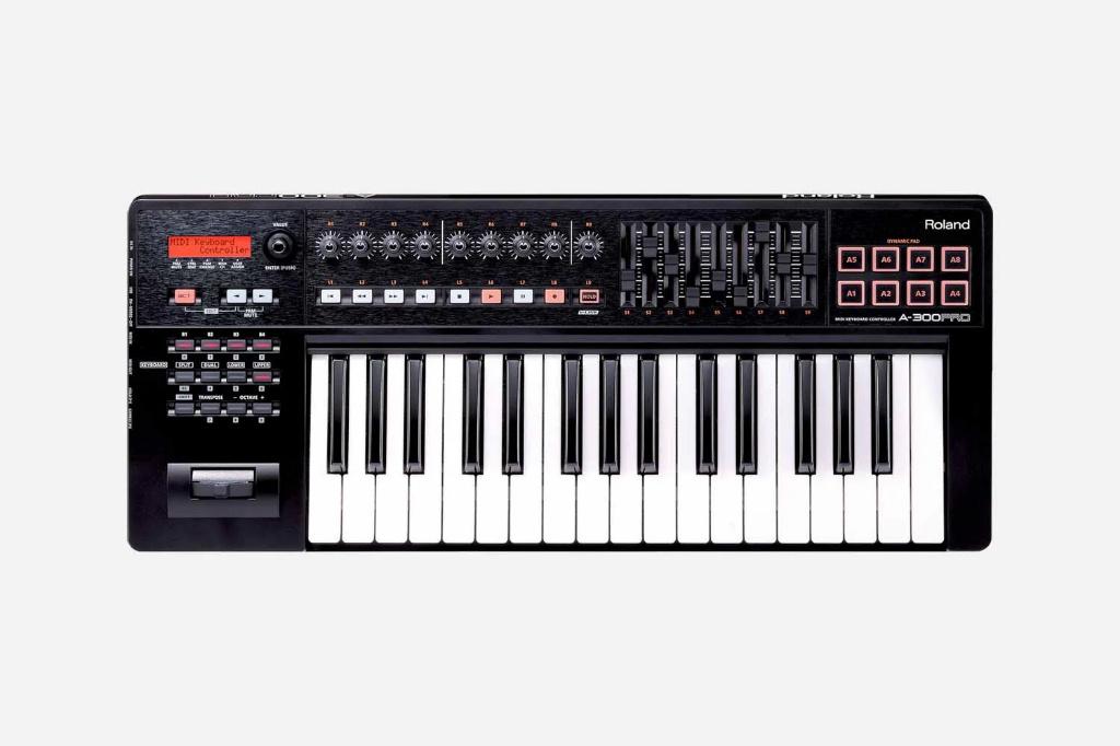 roland A300 PRO keyboard met hoes en standaard, Muziek en Instrumenten, Ophalen, 61 toetsen, Roland, Zo goed als nieuw