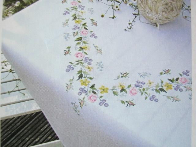 Borduurpatroon  Bloemen op kleed  nr 6705, Hobby en Vrije tijd, Verzenden, Nieuw, Handborduren, Patroon