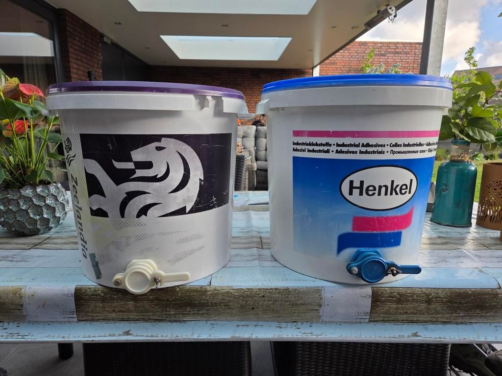 Te koop 2 kunstof rijpers met snijkraan voor honing  kan ook, Bijen