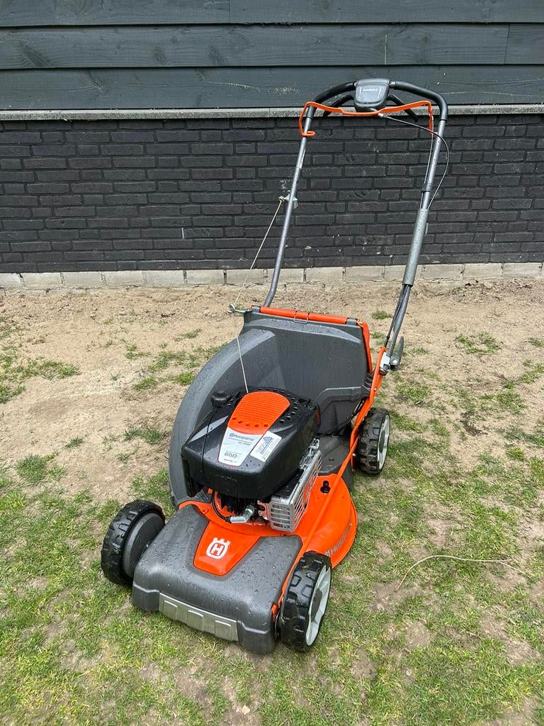 Husqvarna LC 348V grasmaaier, Ophalen, Cirkelmaaier, Zo goed als nieuw, Benzine-grasmaaier