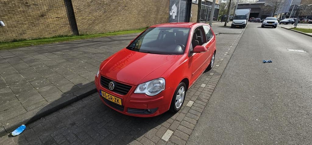 Volkswagen Polo 1.4 74KW 2006 Rood, Auto's, Volkswagen, Voorwielaandrijving, 15 km/l, 4 cilinders, 100 pk