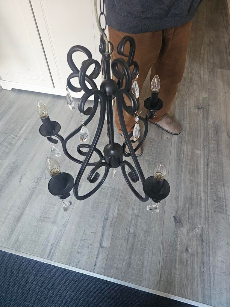 Zwarte kroonluchter met kristallen hangers, Huis en Inrichting, Lampen | Kroonluchters, Ophalen of Verzenden, Gebruikt, Glas, Klassiek, Modern, Industrieel