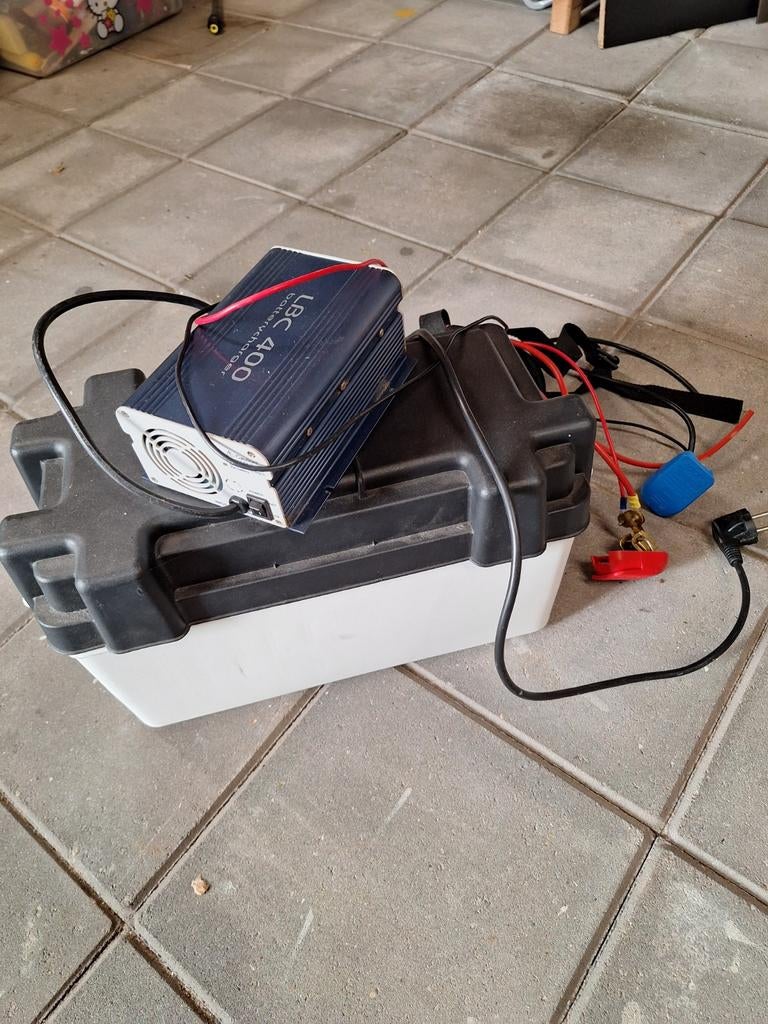 Accubak met LBC 400 acculader voor caravan/camper, Ophalen