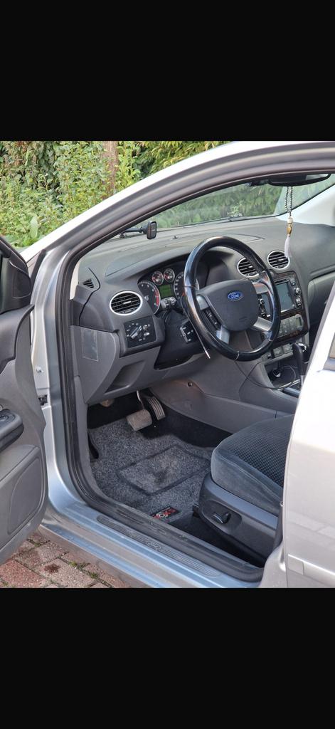 Ford Focus 1.6 74KW 4D AUT 2005 Grijs, Auto's, 1596 cc, Stof, Zwart, 4 cilinders