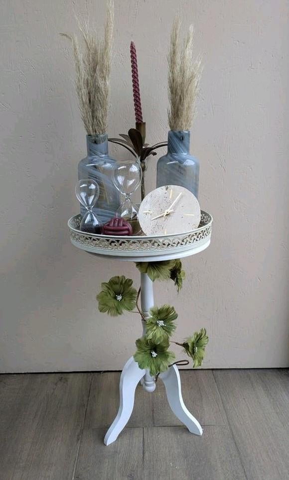 Landelijk bijzettafeltje met diverse decoratie. Vazen, bloem, Ophalen, Rond, Minder dan 50 cm, Landelijk