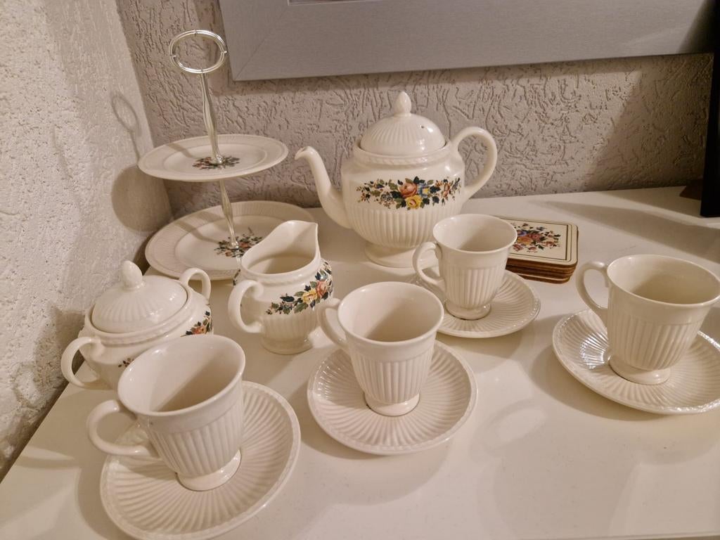 Prachtig Wedgwood servies met bloemmotief, Keramiek, Ophalen of Verzenden, Zo goed als nieuw, Wedgwood