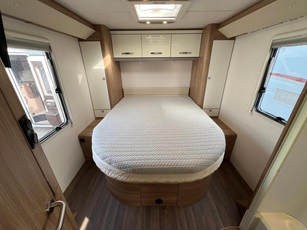 Bürstner Aviano I 727 queensbed hefbed 150PK, 2016, Caravans en Kamperen, Campers, Integraal, Ringverwarming, Fiat, Afzuigkap