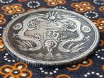 Oude Chinese munt penning met draken en karakters 4,4 cm., Antiek en Kunst, Ophalen of Verzenden