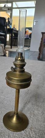 Antieke messing olielamp / petroleum lamp glazen schoorsteen, Ophalen