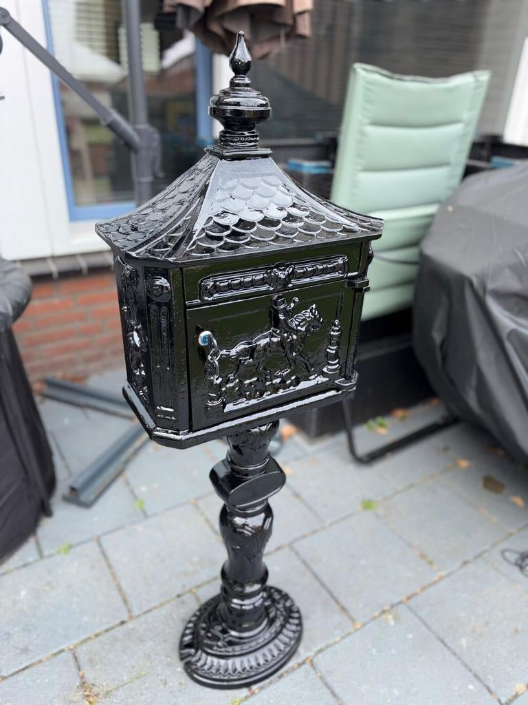 Engelse brievenbus staand KS nostalgische zwart (platte rug), Ophalen, Zo goed als nieuw, Aluminium, Staande brievenbus