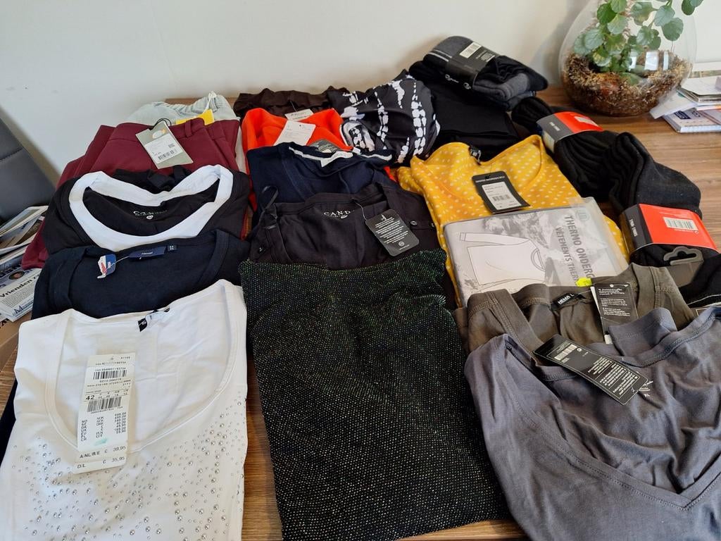 Groot pakket nieuwe kleding .., Diversen, Rommelmarktspullen, Ophalen of Verzenden
