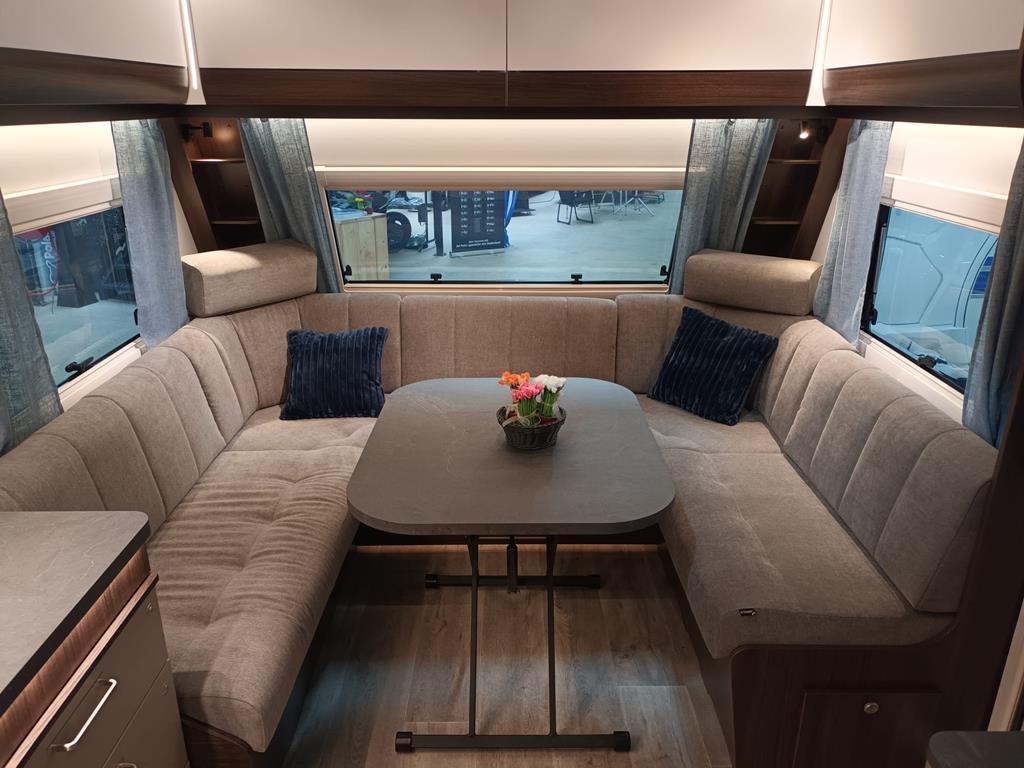 Polar Black Edition 590 FWA, Caravans en Kamperen, Caravans, Rondzit, Bedrijf, Overige typen, 6 tot 7 meter