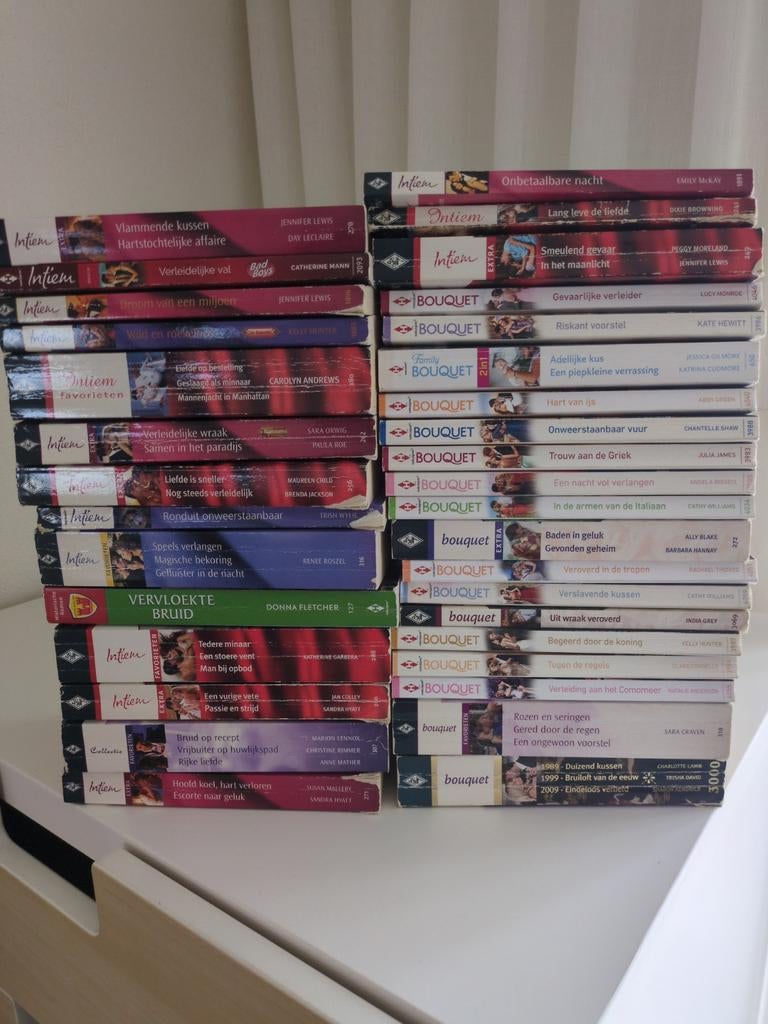 Harlequin boekjes - bouquet en intiem, Ophalen, Gelezen