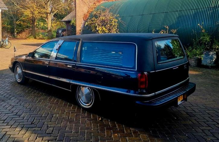 Overdekte stalling gezocht voor klassieke begrafenisauto), Auto diversen, Autostallingen en Garages