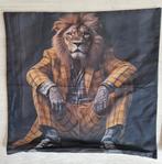 2 X Nieuwe kussenhoes "LEEUW in Pak geel, Ophalen of Verzenden, Nieuw, Overige kleuren, Vierkant