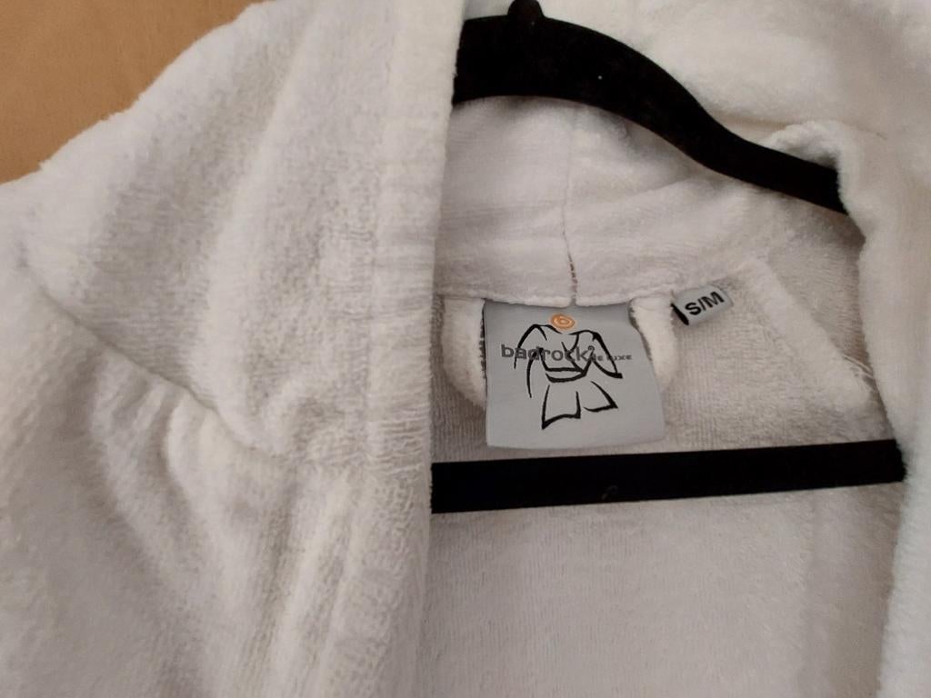 Witte badjas met borduursel 'Queen Saski' - Maat S/M, Kleding | Dames, Overige Dameskleding, Barokki, Ophalen of Verzenden, Gedragen