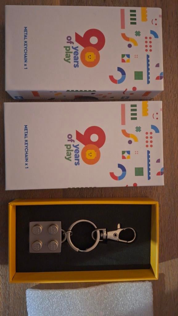 Lego 90 jaar Sleutelhanger in origineel doosje 2 stuks, Verzamelen, Verzenden, Nieuw