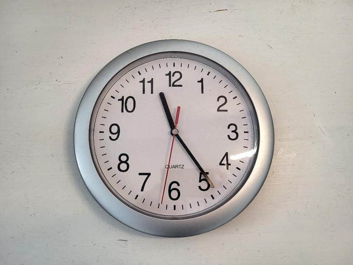 EUROTIME Wandklok Kwarts 25 cm Zilver, Huis en Inrichting, Woonaccessoires | Klokken, Gebruikt, Wandklok, Analoog, Ophalen