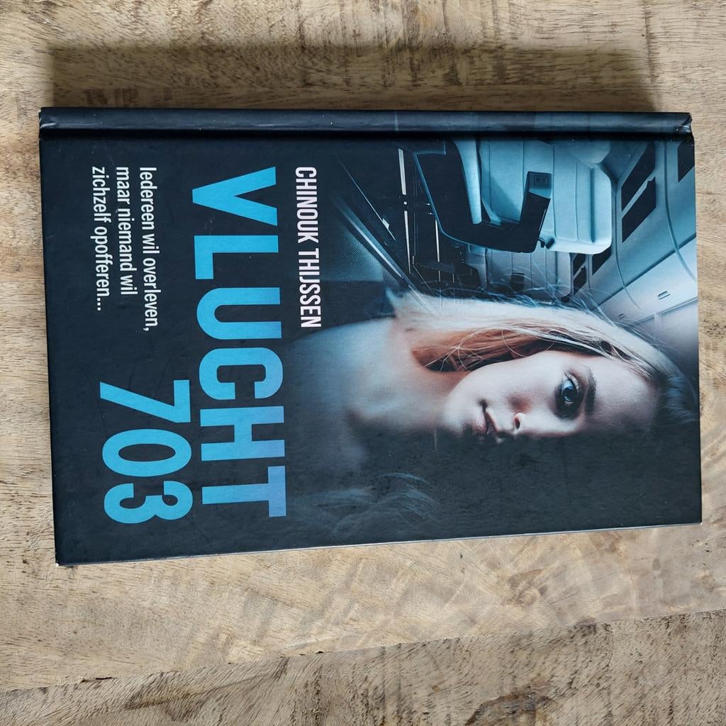 Chinouk Thijssen - Vlucht 703, Boeken, Ophalen of Verzenden, Zo goed als nieuw, Chinouk Thijssen