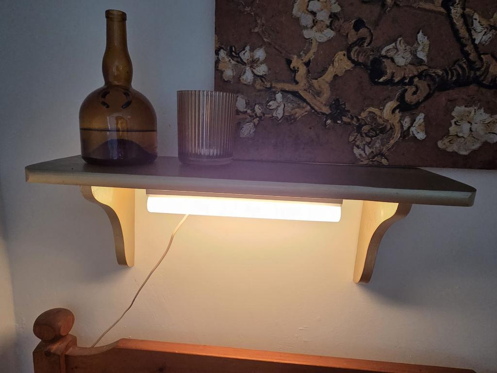 Boekenplank / bedplank met lamp goud hout 19x60, Ophalen of Verzenden, Zo goed als nieuw, Hout