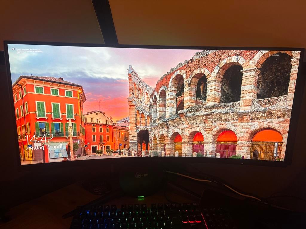 Curved monitor met toetsenbord, Curved, Full HD, Zo goed als nieuw, Overige typen