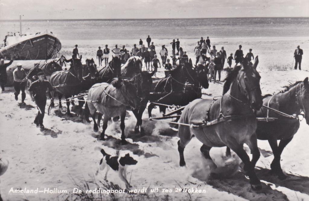 GA1388 Ameland Hollum Ballum De Reddingsboot uit zee trekken, Verzenden, 1960 tot 1980, Ongelopen, Friesland