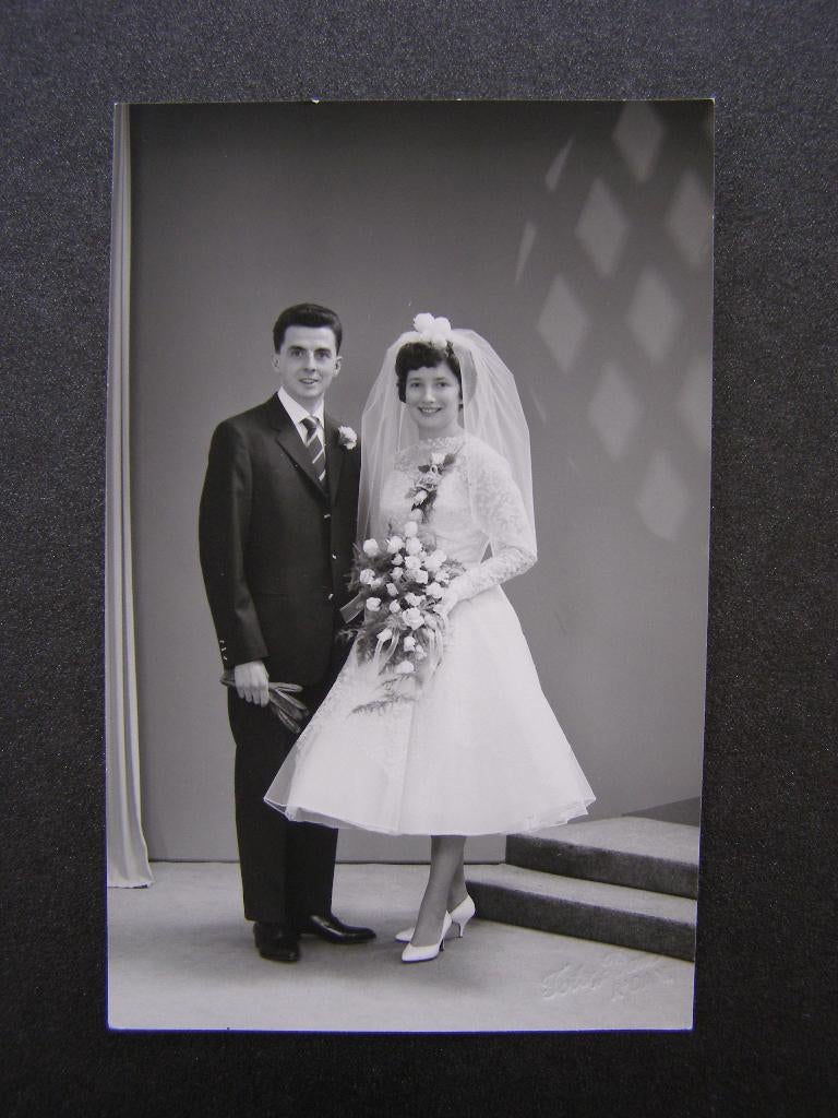 Trouwfoto / bruidspaar; jaren ’50-’60, korte jurk petticoat, Gebruikt, Foto, Ophalen of Verzenden, 1940 tot 1960