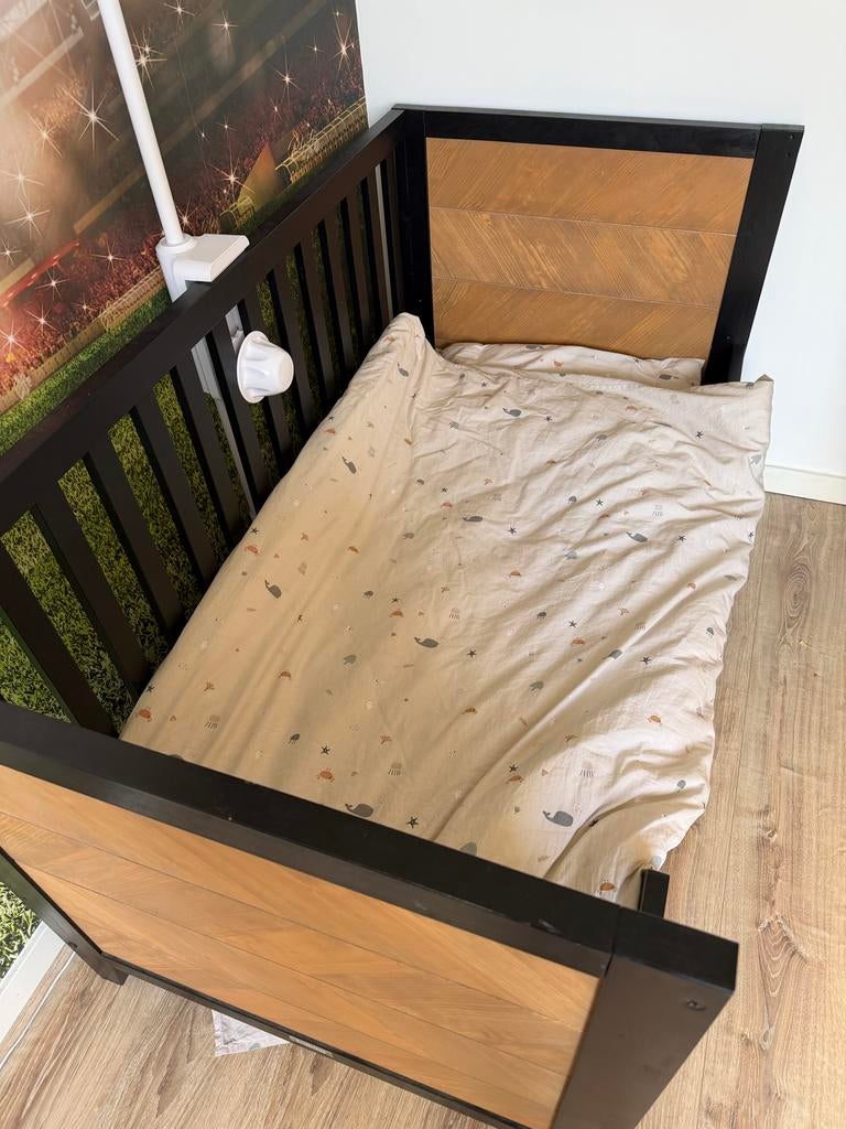 Bopita Doorgroei Ledikant - Zwart met Houtaccenten, Ophalen, Gebruikt, Ledikant