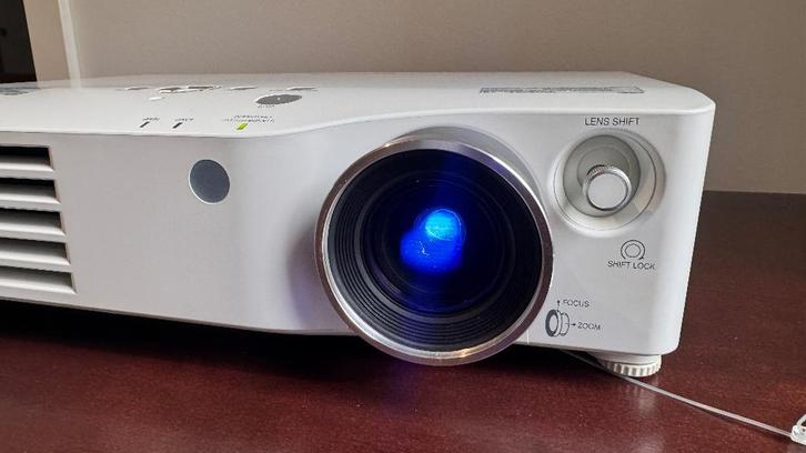 Panasonic PT-AX200E Beamer – (slechts 145 lampuren!), Audio, Tv en Foto, Beamers, Zo goed als nieuw, Ophalen of Verzenden