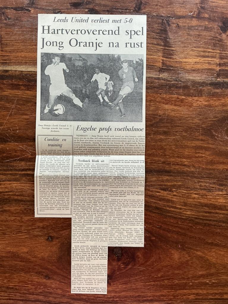 Voetbal krantenartikel Jong Oranje Leeds United mei 1965, Verzamelen, Tijdschriften, Kranten en Knipsels, Ophalen of Verzenden