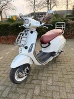 Vespa Primavera 2016 25km snor scooter brommer wit, Fietsen en Brommers, Gebruikt, VL Custom Scooters, Vespa S, Ophalen of Verzenden