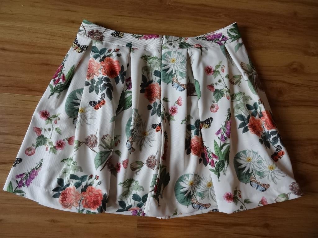 Nieuw: Yumi korte cirkel-rok bloemen vlinders crème mt 44, Kleding | Dames, Rokken, Wit, Maat 42/44 (L), Nieuw, Ophalen of Verzenden