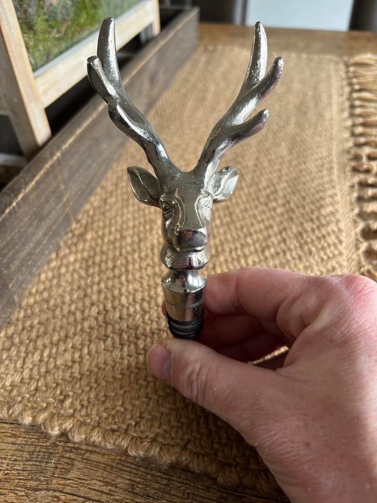 Wijnstopper hert - Luxe flessenstop met hertenkop, Nieuw, Ophalen of Verzenden, Landelijk, Metaal