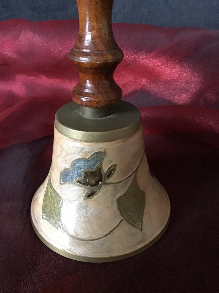 Messing en geëmailleerde tafelbel met houten handvat - Antiek | Koper en Brons