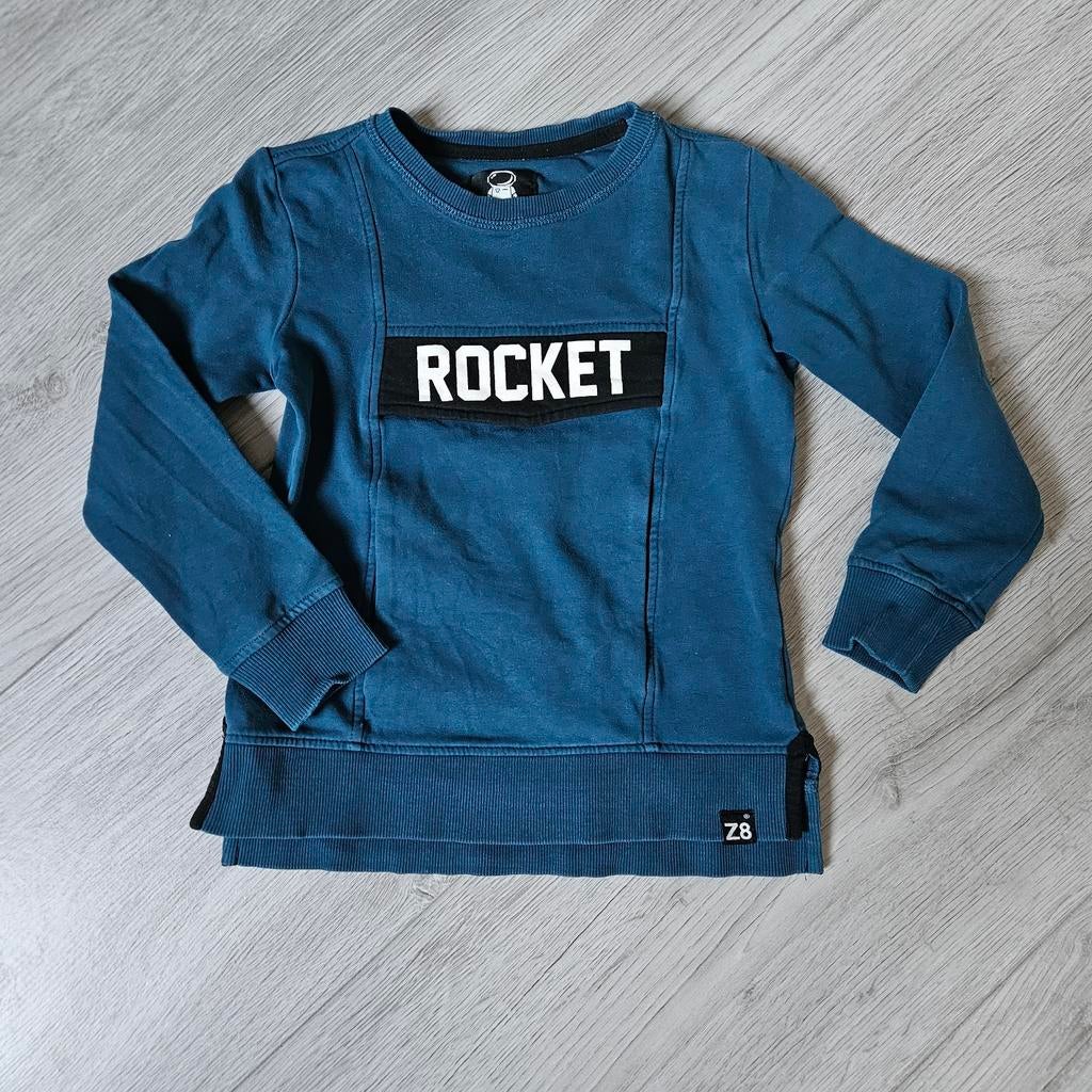 Opruiming: Blauwe trui met 'Rocket' opdruk maat 104/110, Kinderen en Baby's, Kinderkleding | Maat 104, Ophalen of Verzenden, Jongen