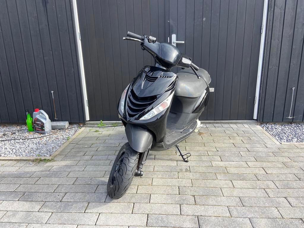 Piaggio zip 2takt 50cc snor!, Fietsen en Brommers, Scooters | Piaggio, Ophalen of Verzenden, Zo goed als nieuw, Tweetakt, Zip