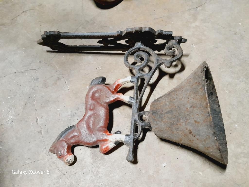 Antieke gietijzeren deurbel met paard (zonder klepel), Ophalen of Verzenden, Gebruikt, Bedraad