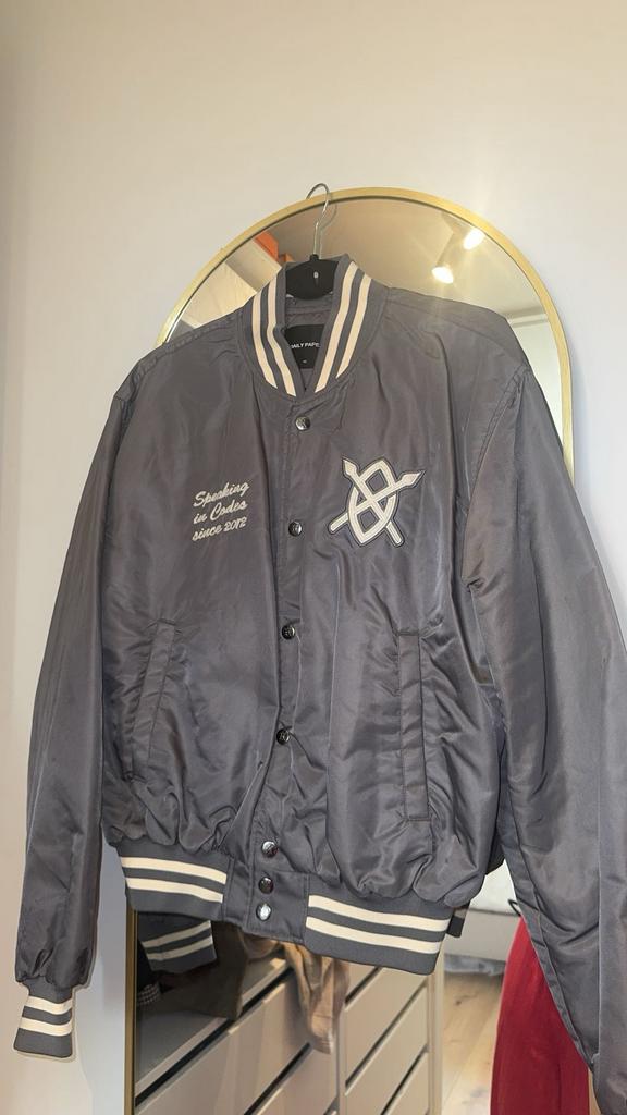 Daily paper masoom varsity jack, Kleding | Dames, Jasjes, Kostuums en Pakken, Verzenden, Zo goed als nieuw, Jasje, Maat 34 (XS) of kleiner