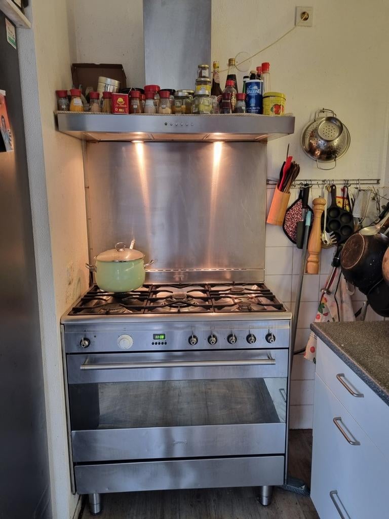 Smeg 5 pits gasfornuis  met achterwand en afzuigkap, Witgoed en Apparatuur, Fornuizen, Ophalen, Gebruikt, 60 cm of meer, Grill