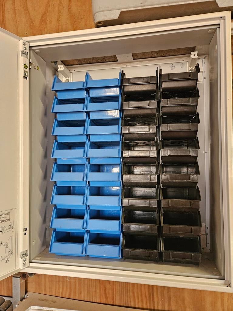 Wandkast met magazijn stapelbakken, Ophalen