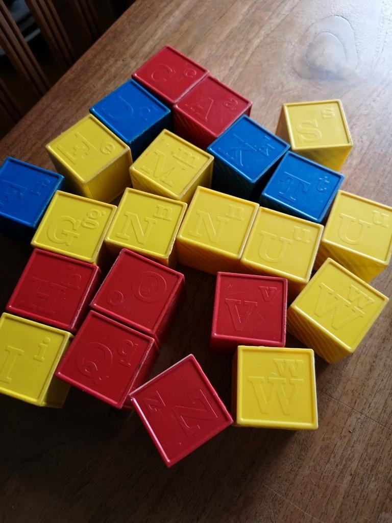 Tupperware stapelblokken met letters, 22 stuks, Kinderen en Baby's, Speelgoed | Educatief en Creatief, Ophalen of Verzenden, Gebruikt