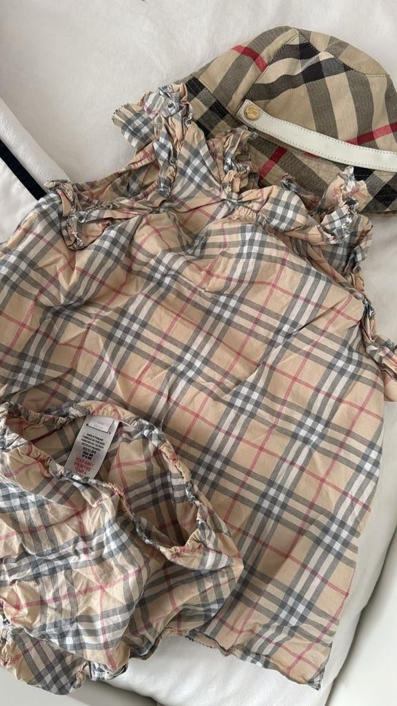 Burberry baby set (romper en muts) - 1 jaar oud, Kinderen en Baby's, Ophalen of Verzenden, Zo goed als nieuw, Burberry, Jongetje of Meisje