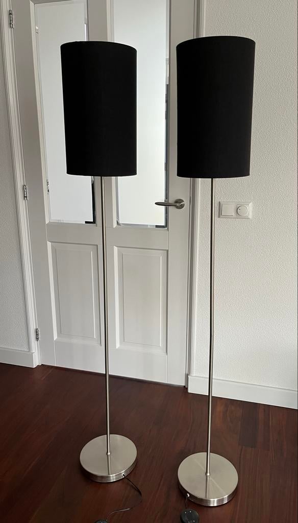 2 staande lampen met zwarte kap, Huis en Inrichting, Lampen | Vloerlampen, Ophalen, Zo goed als nieuw, Metaal, 150 tot 200 cm