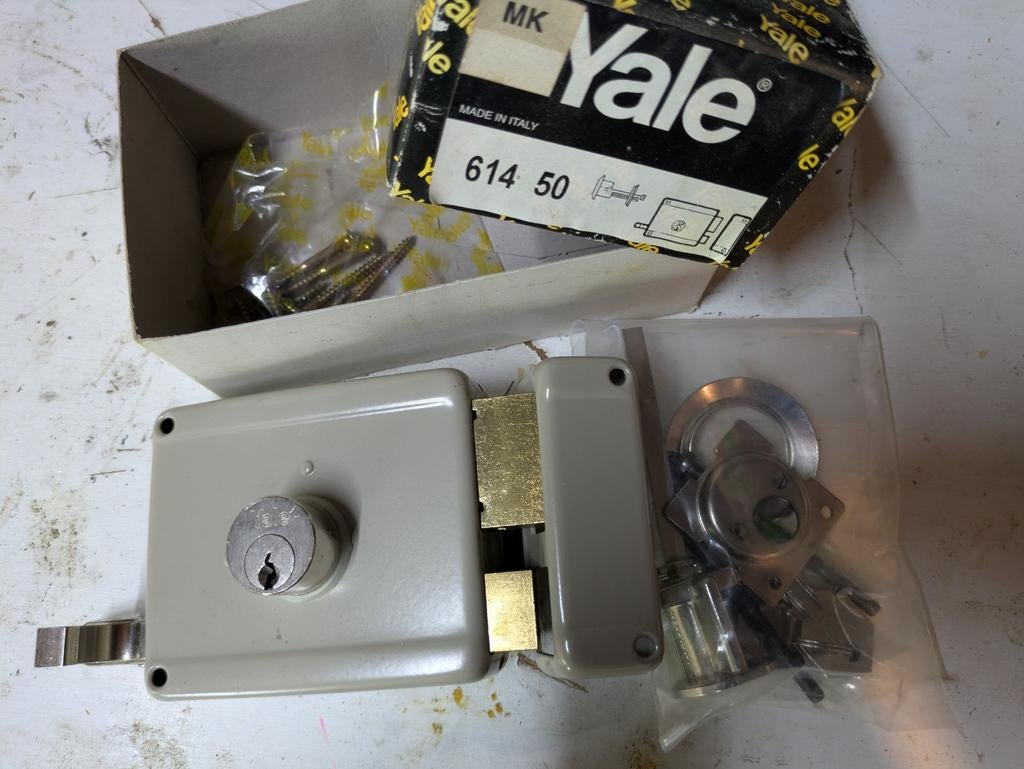 Yale oplegslot, 614 50 met drie sleutels. Niet gebruikt., Ophalen of Verzenden, Nieuw