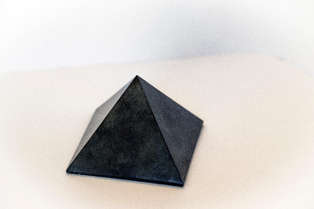 Shungiet pyramide klein, Ophalen of Verzenden, Mineraal